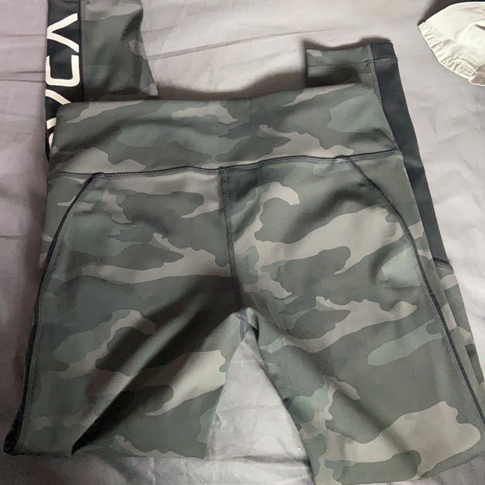 COPY - RVCA - Picture 5 of 5